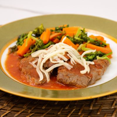 Escalopes de Filé Mignon ao pomodoro e Mix de Legumes - 300g - 300kcl - 38g Proteína