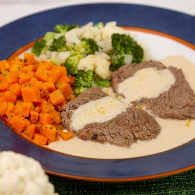 Filé Mignon ao Molho de Mostarda com Couve-Flor, Brócolis e Cenoura Salteada 320g - 345kcal - 33g Proteína